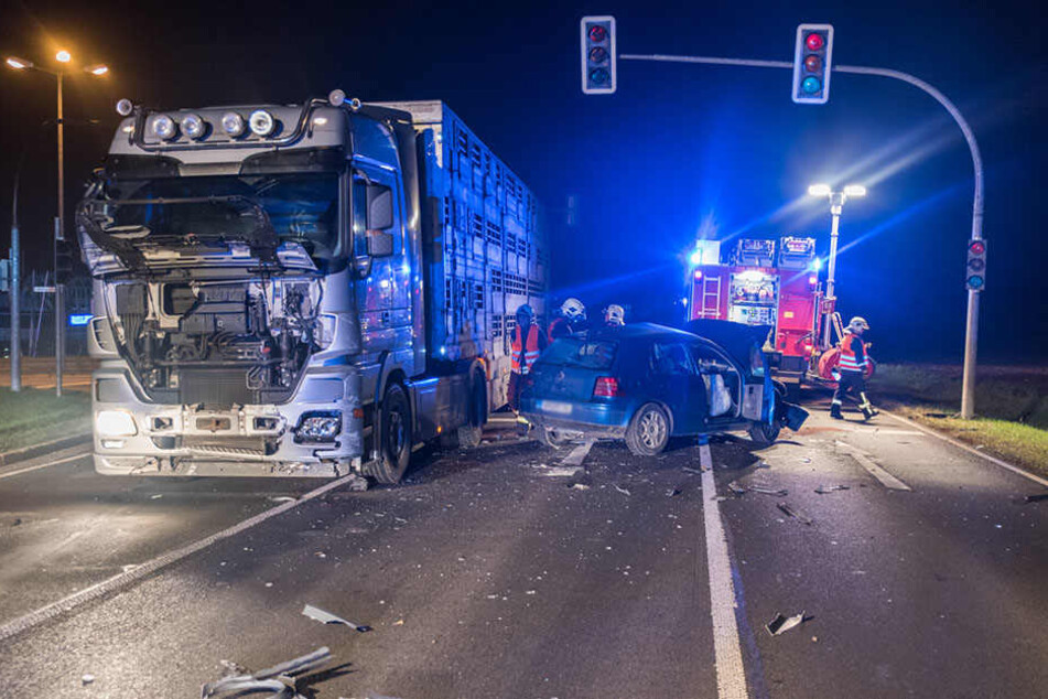 Der VW kollidierte beim Abbiegen auf die B7 mit dem LKW.