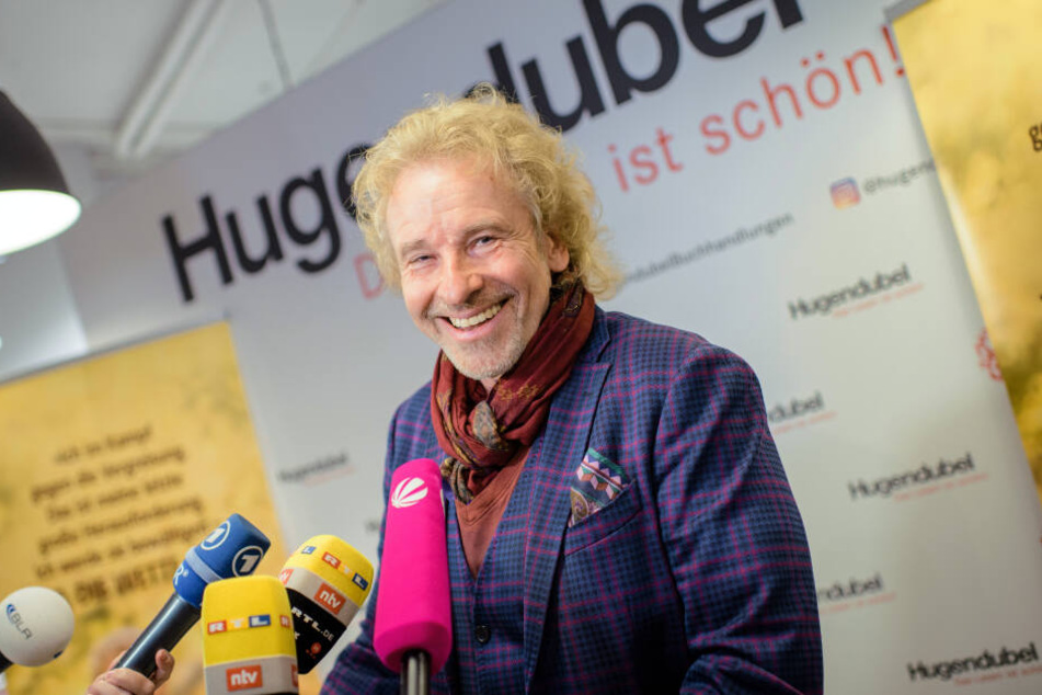 Thomas Gottschalk, Moderator, wird im Rahmen einer Lesung aus seiner neuen Autobiografie "Herbstbunt" interviewt.