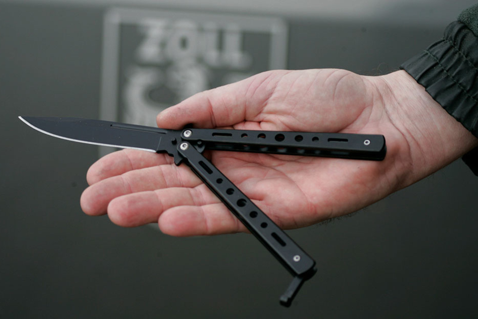 Bei ihrer Durchsuchung fanden die Beamten ein Butterfly-Messer wie dieses. (Symbolbild)