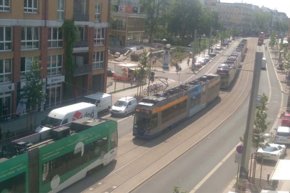 Auf der Karl-Liebknecht-Straße stadteinwärts stauten sich die Straßenbahnen, da diese am Unfallort nicht vorbeifahren konnten.
