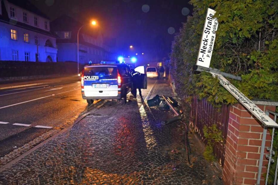 Zuvor hatte ein anderes Fahrzeug den Ampelmast gefällt
