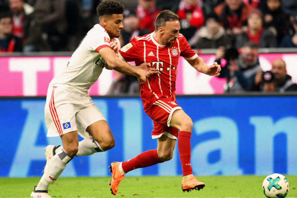 Josha Vagnoman bei seinem Bundesliga-Debüt im Duell mit Bayerns Franck Ribéry.