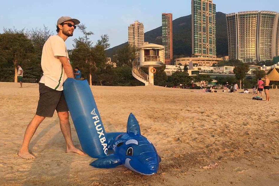 Der Fluxbag im Einsatz: Künftig soll das Aufpusten von Gummitieren und Luftmatratzen kein Problem mehr für Strandbesucher sein.