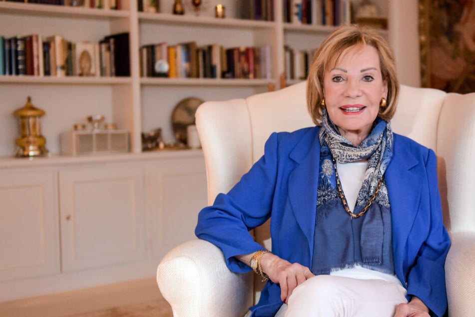Dagmar Berghoff sitzt in einem Sessel.