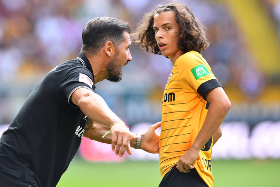 Dynamo-Coach Cristian Fiel (l.) spricht mit seinem Juwel Matthäus Taferner. Der Österreicher spielte bisher auch nur einmal von Beginn an.