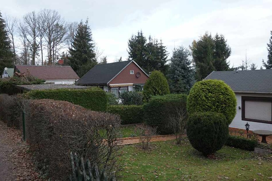 Ursprünglich sollten es wie hier kleine Bungalows sein. Doch viele Siedler wohnen dauerhaft hier und bauen an.