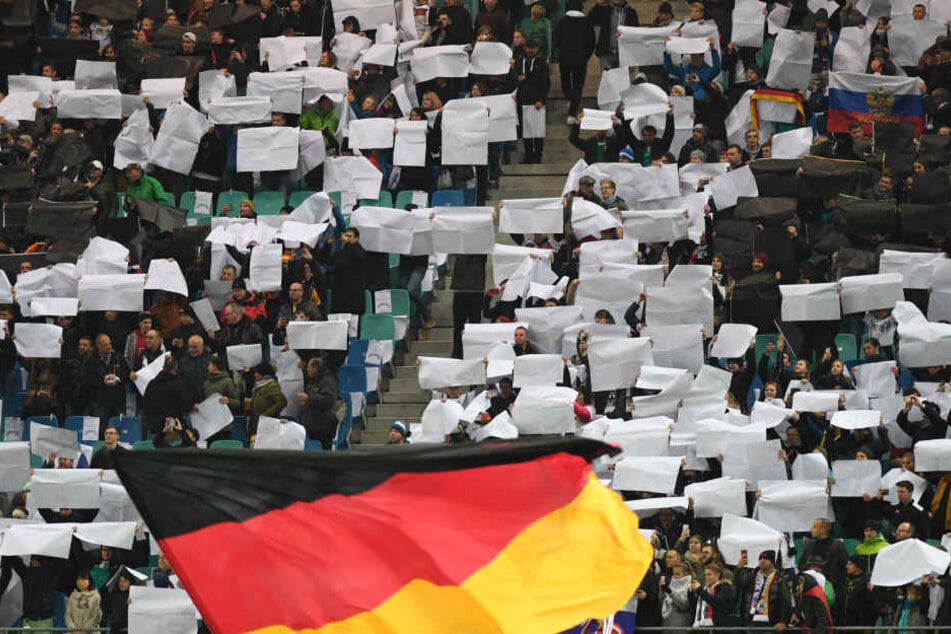 Chaotische Choreografie des Fanclubs Nationalmannschaft beim Spiel in Leipzig.