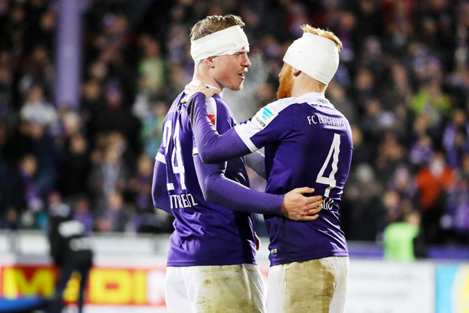 Schon einmal passierte Fabian Kalig (r.) ein blutiges Missgeschick. Im März 2017 rasselte er mit Steve Breitkreuz zusammen. Bei spielten mit Turban weiter.