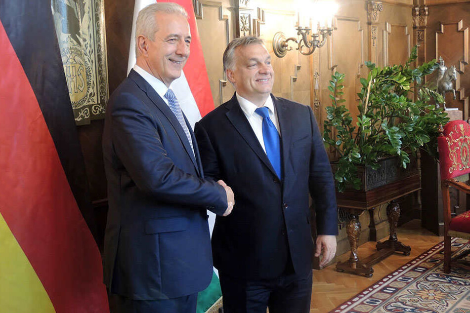 Bundesratspräsident Stanislaw Tillich (57, CDU) traf sich mit Ungarns
umstrittenen Regierungs-Chef Viktor Orbán (53, r.).