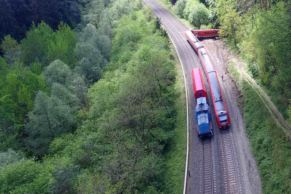 Der Zug war nach einem Unwetter in eine Schlammlawine gefahren.
