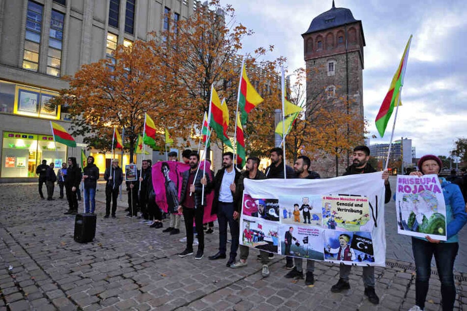 Fast jeden Abend demonstrieren Chemnitzer Kurden in der Innenstadt gegen den Einmarsch türkischer Truppen in Syrien.