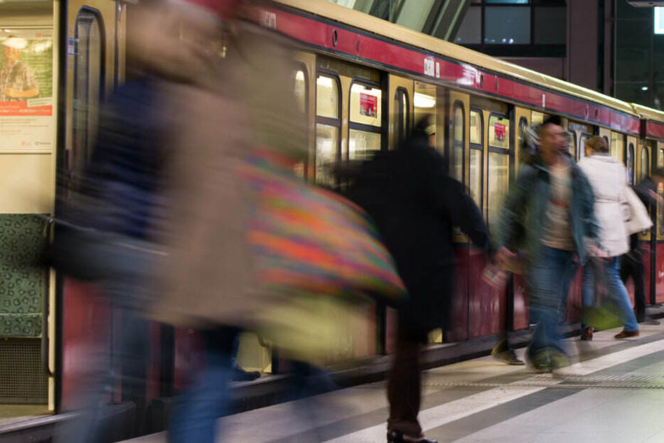 Pendler steigen aus der S-Bahn aus. (Symbolbild)
