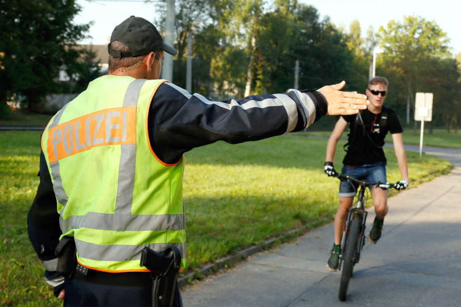 Morgendliche Fahrrad-Kontrollein der Kappelbachgasse: Oberkommissar Schneider winkt gerade Justin Meyer (21) heraus.