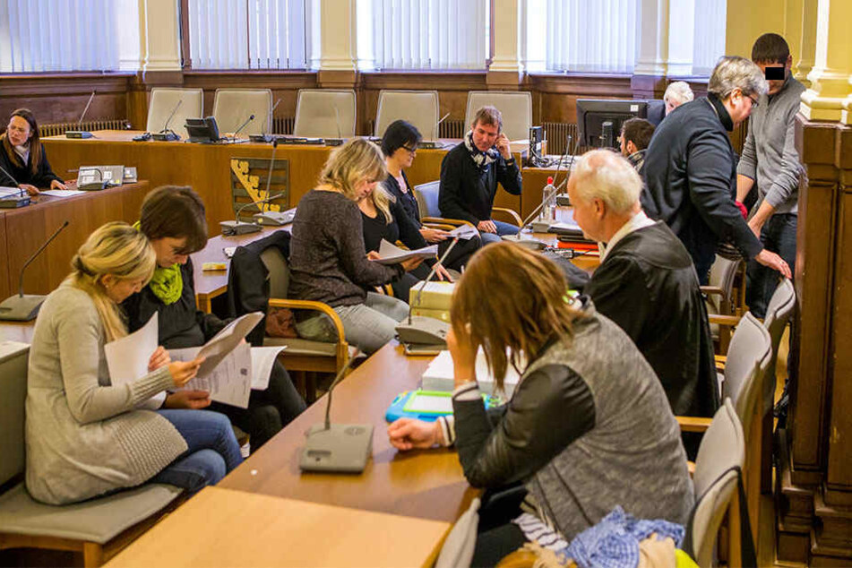 Jeweils zwei Gebärdendolmetscher sitzen im Gericht jedem Angeklagten gegenüber. Ein weiterer steht für Zeugenaussagen bereit.