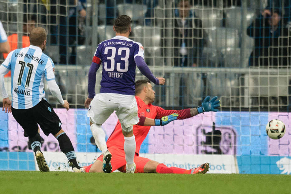 Der bittere 2:6-Schlusspunkt in München durch Daniel Adlung (l.). Christian Tiffert kann dem Ball nur hinterherschauen.
