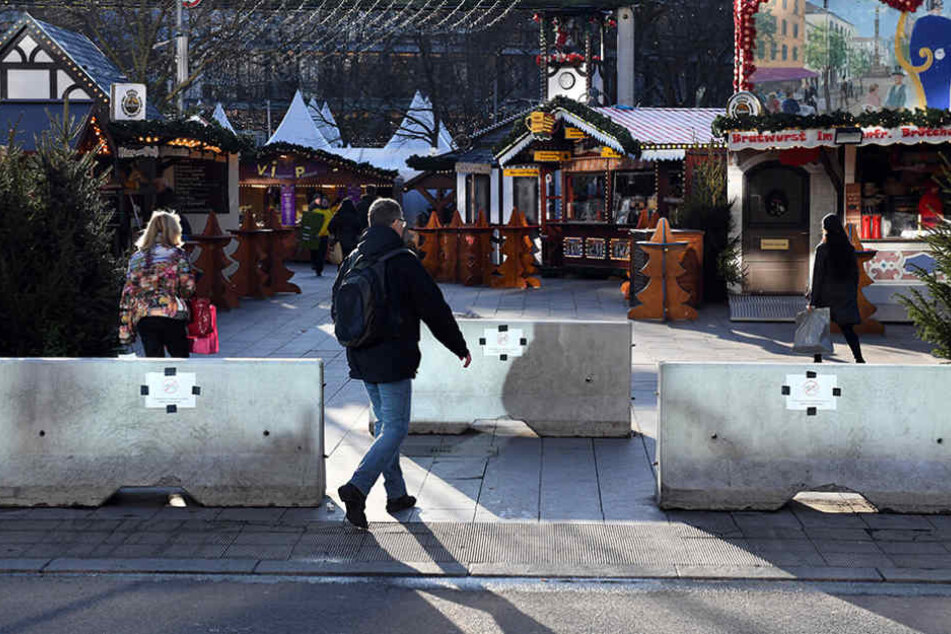 Betonpoller sollen rund um den Weihnachtsmarkt vor möglichen Angriffen schützen.