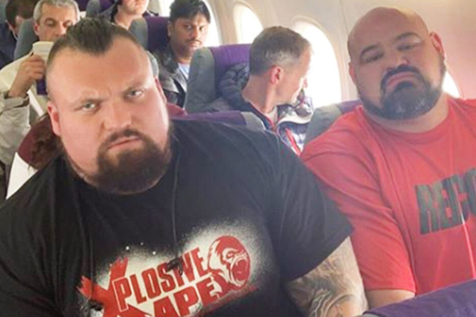Eddie Hall (links) und Brian Shaw mussten sich eine Sitzreihe teilen. Das gefiel den beiden stärksten Männern der Welt gar nicht.