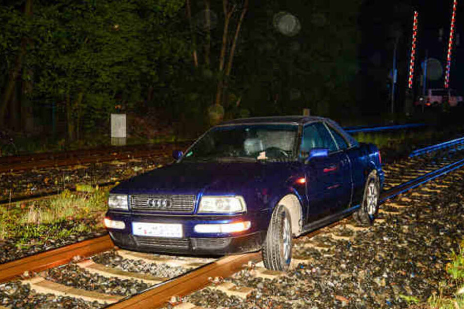 Die Betrunkene blieb mit ihrem Auto auf den Schienen liegen.