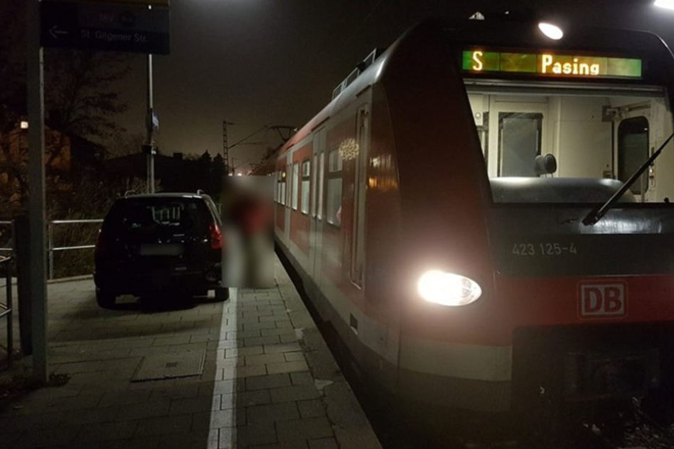 Das Auto wurde von der Polizei vom Gleisbereich weggefahren.