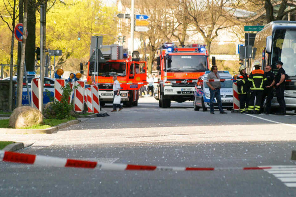 Die Feuerwehr hat den Bereich abgesperrt, falls noch weitere Scheiben runterfallen.