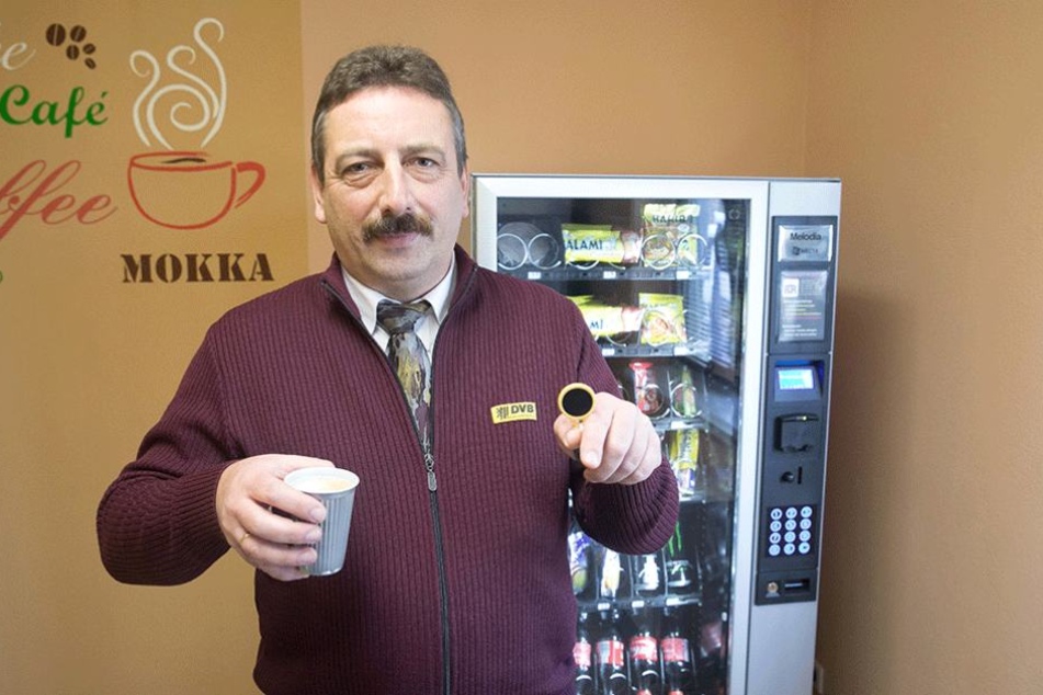 Thomas Kiehn (51) zeigt seinen Chip für den bargeldlosen Kaffeeautomaten.