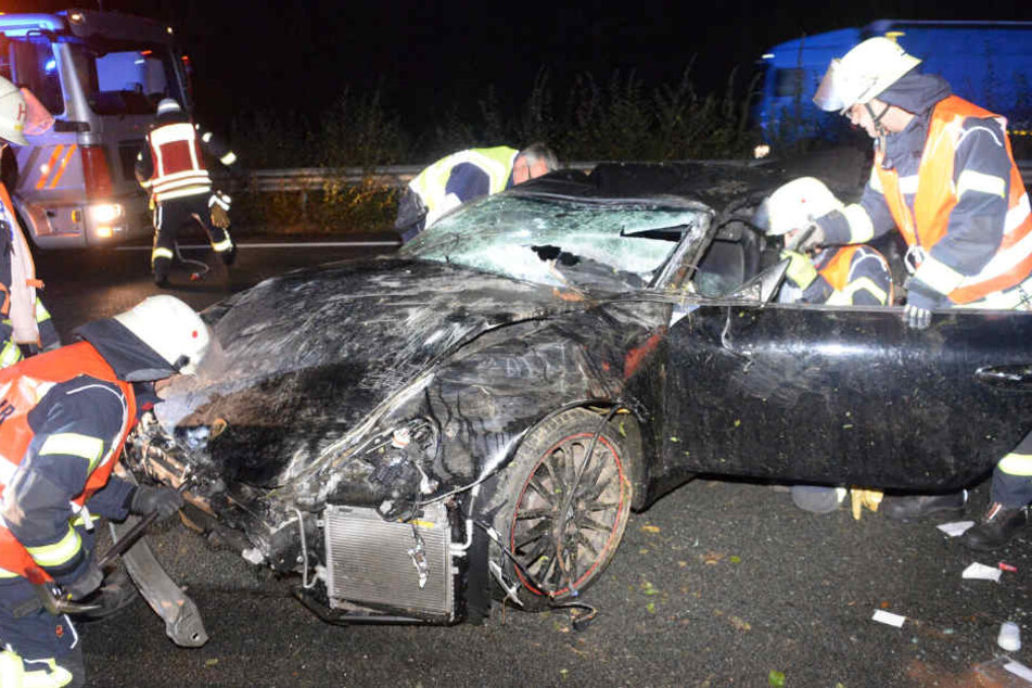 Der Sportwagen war nach dem Crash völlig zerstört.
