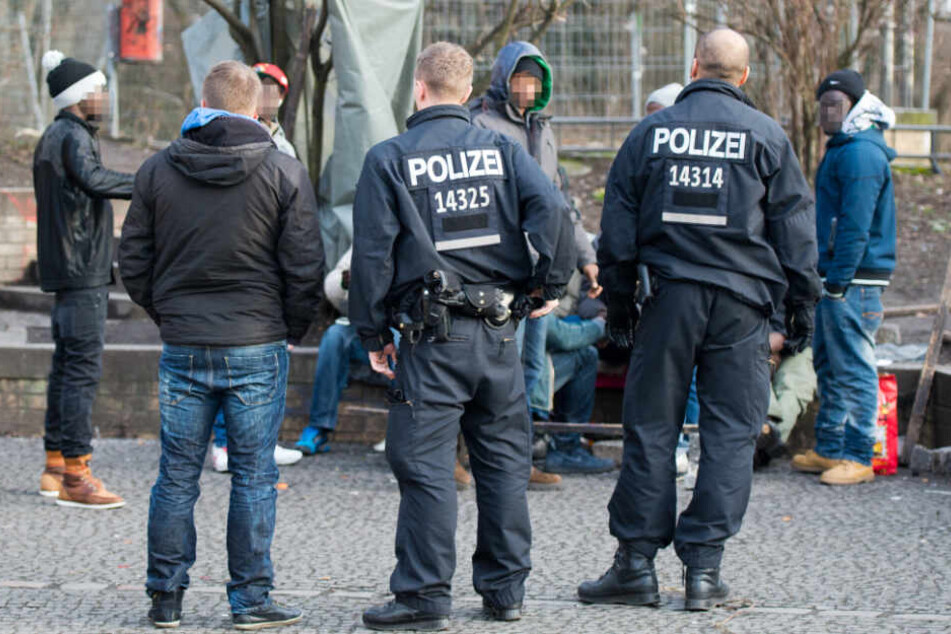 Polizisten überprüfen mutmaßliche Drogenhändler und deren Besucher im Görlitzer Park in Berlin. (Archivbild)