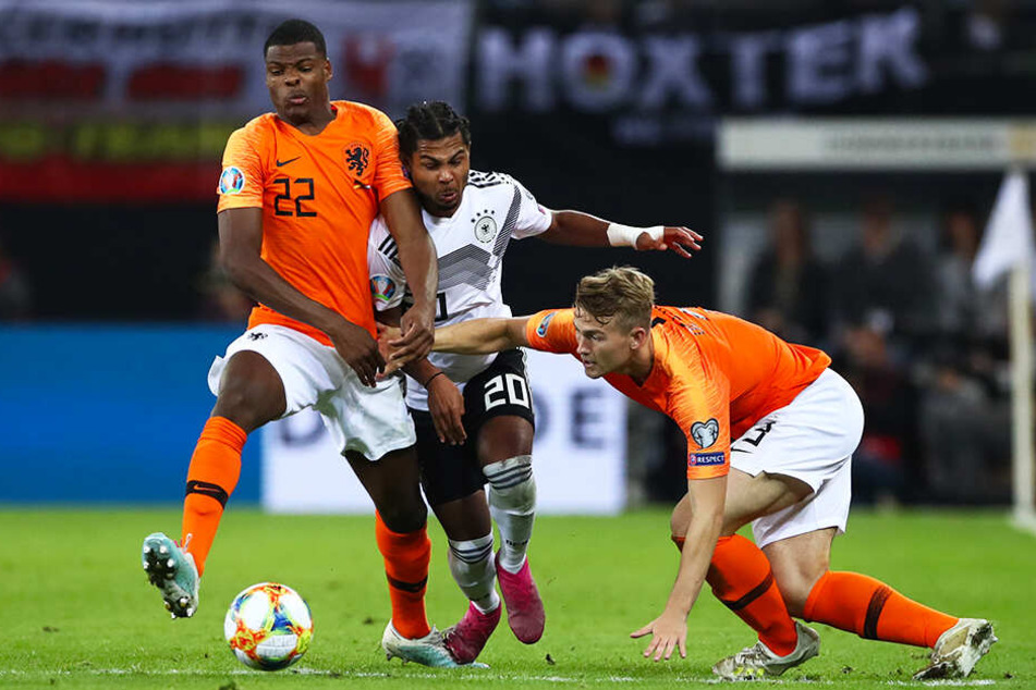 Voller Einsatz: Serge Gnabry (M.) kämpft gegen Denzel Dumfries (l.) und Matthijs De Ligt um den Ball.