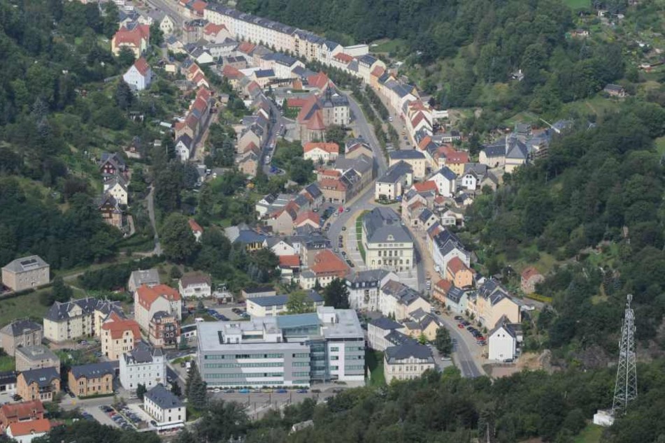 Der Ort Glashütte. In der Mitte rechts, als Insel, das Uhrenmuseum.