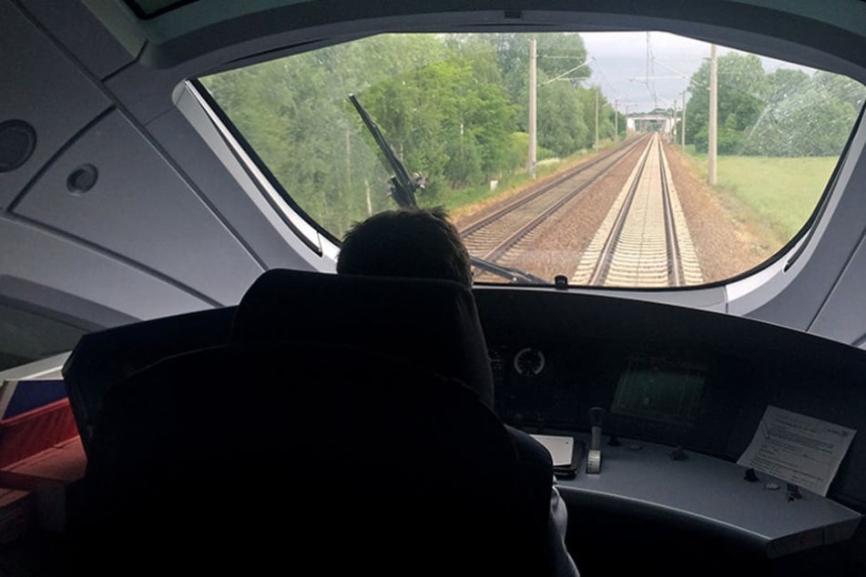 Trotz Notbremsung erfasste der ICE die schweren Gehwegplatten. (Symbolbild)