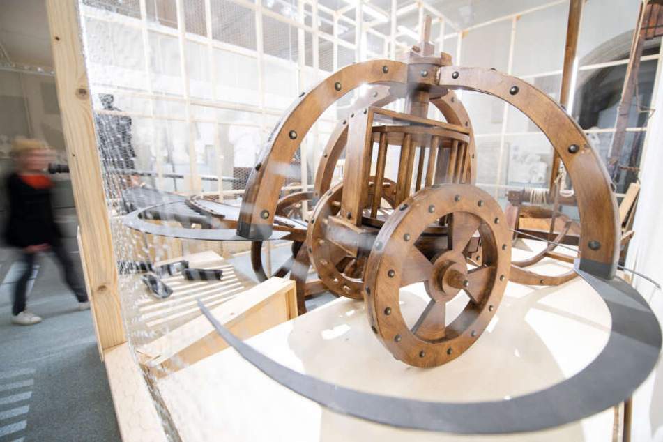 Ein Sichelwagen-Nachbau des Universalgenies. Da Vinci war bekennender Pazifist, fertigte Waffen nur als Auftragsarbeiten an.