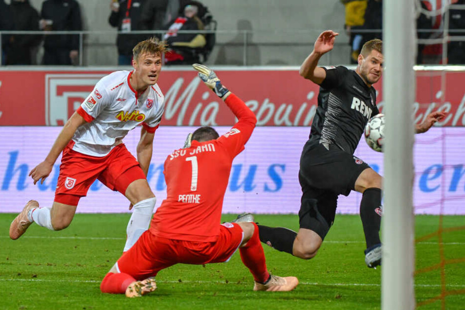 Gewohntes Bild: Simon Terodde (30) schießt ein Tor für den 1. FC Köln.