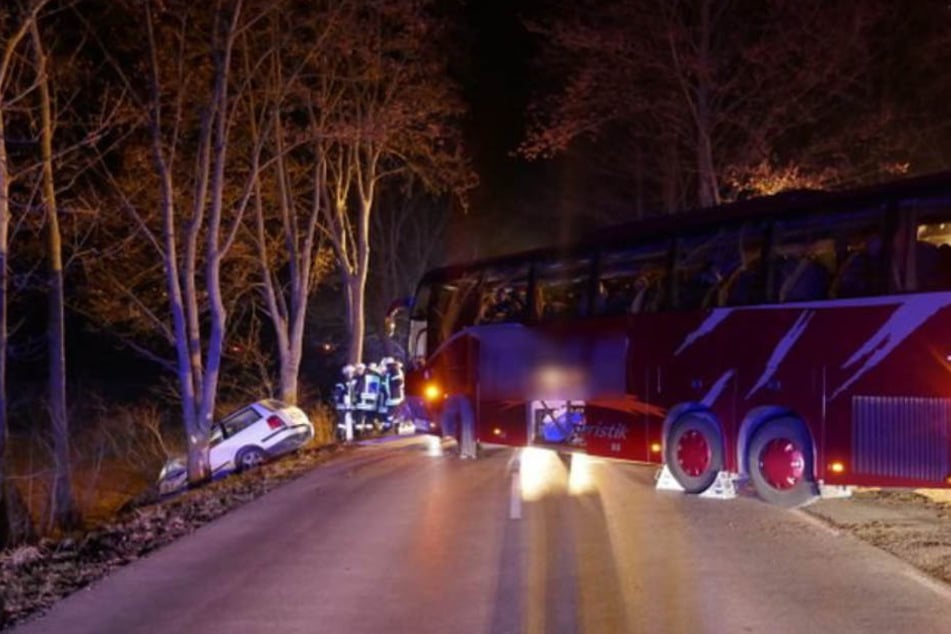 Der Autofahrer rauschte mit voller Wucht gegen den Reisebus.