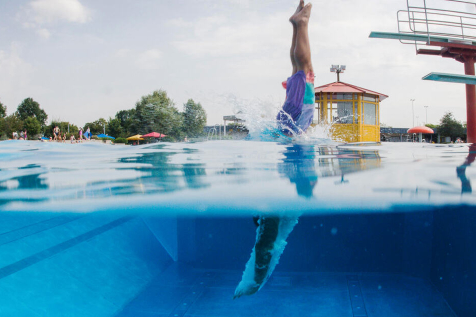 Der Hitzesommer 2018 trieb viele Menschen ins Freibad (Symbolbild).