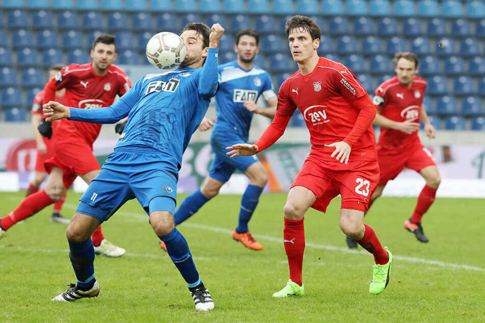 Jonas Acquistapace (r.) mit Magdeburgs FCM-Torjäger Christian Beck.