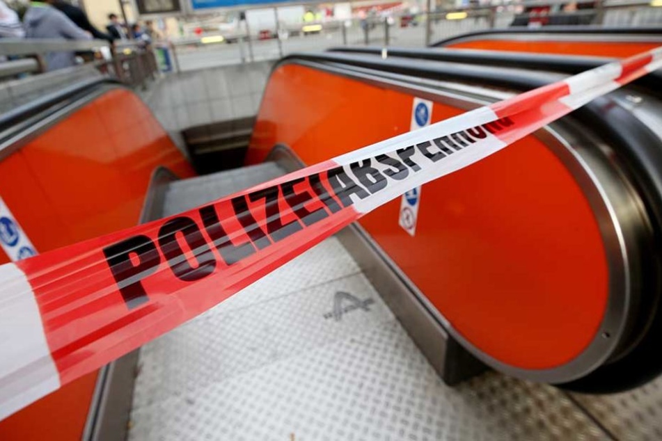 Der Zugang zu der Unglücksstation ist gesperrt.