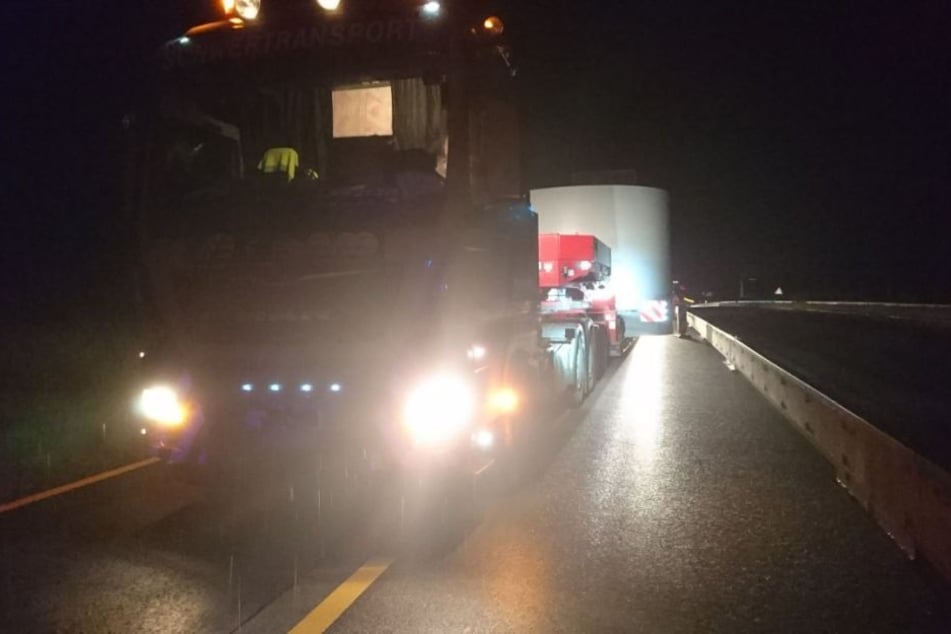 Steckengeblieben: Ein Schwertransporter kann nicht mehr weiterfahren.