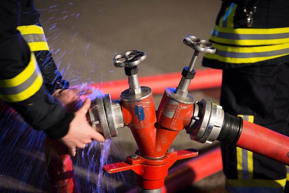 Die Leipziger Feuerwehr kämpft gegen die Flammen, die sich momentan durch die alte Sternburg-Brauerei fressen. (Symbolbild)