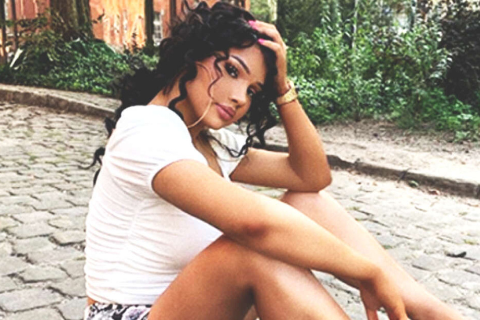 Shirin David (24) bringt ihren jungen Fans am Montag und Dienstag gratis Eis an verschiedene Berliner Schulen.