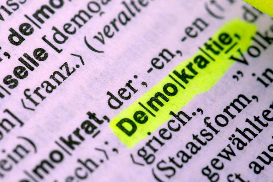 Eigentlich das Fundament unserer modernen Gesellschaft: Das Wort "Demokratie" im Duden markiert. (Symbolbild)