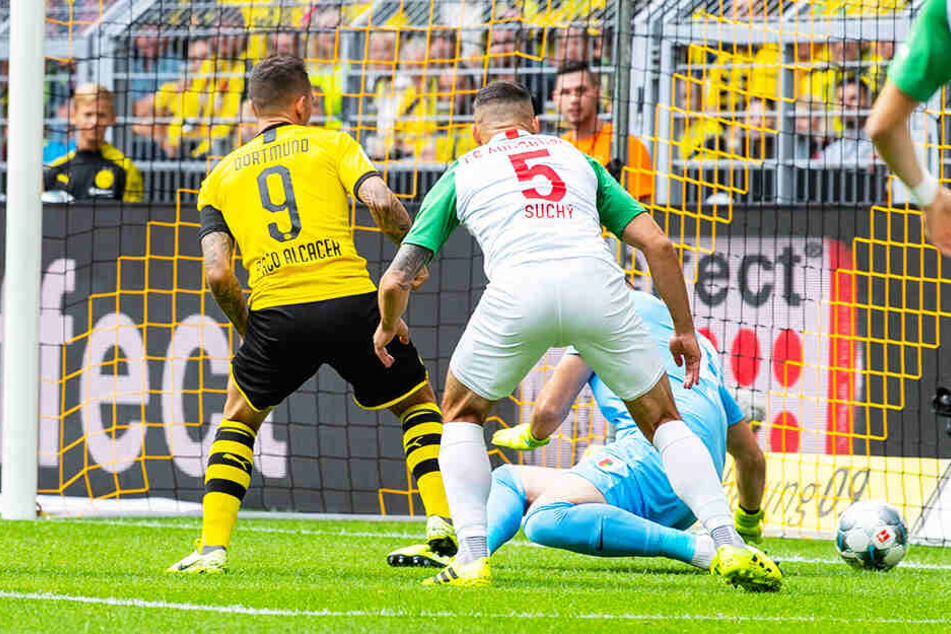 BVB-Stürmer Paco Alcacer (l.) trifft in dieser Szene zum 1:1-Ausgleich für Dortmund.
