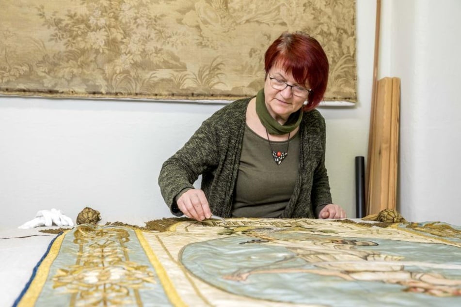 Birgit Seeländer vom Stadtmuseum Dresden arbeitet gerade an einer historischen Fahne.