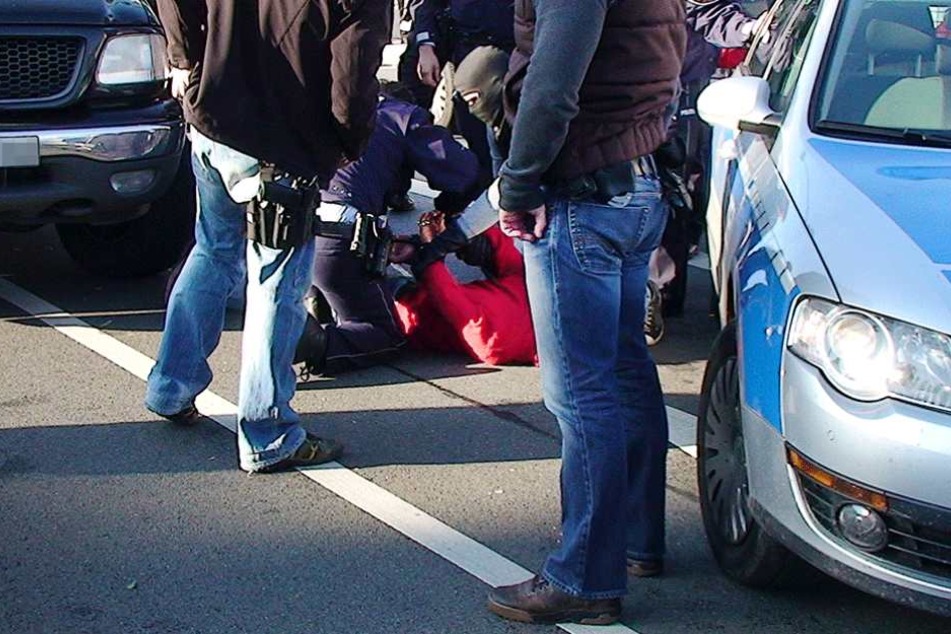 Nach einer spektakulären Verfolgungsjagd konnte der verurteilte Straftäter überwältigt werden. (Symbolfoto).