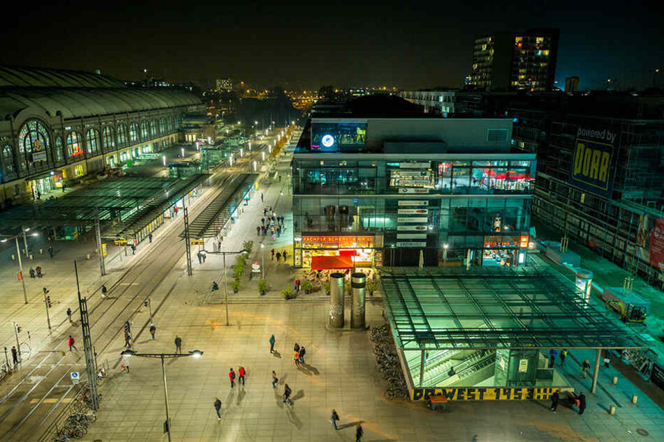 Am Wiener Platz in Dresden wurden Polizisten von einem 27-Jährigen beleidigt und attackiert. (Symbolbild)