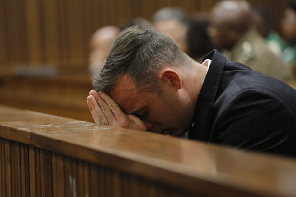 Der 31 Jahre alte Ex-Sprinter hatte am Valentinstag 2013 seine damalige Freundin Reeva Steenkamp in seinem Haus mit vier Schüssen durch eine Toilettentür getötet.