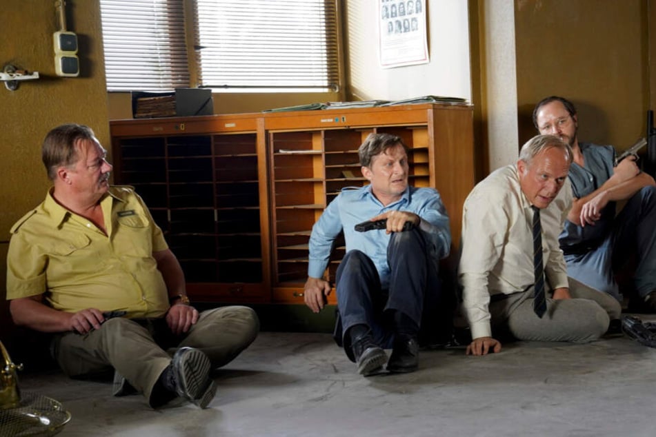 Walter Brenner (Peter Kurth, l-r), Schließer Jörg (Jörn Hentschel), Felix Murot (Ulrich Tukur) und Kermann (Thomas Schmauser) suchen Deckung.