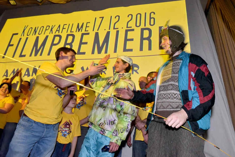 Patrick Konopka (34) und seine Freunde, die am Film mitgewirkt haben, bei der
Premiere am Samstag.