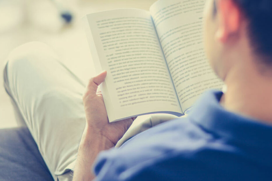 Der Mann kann nicht richtig lesen und schreiben. (Symbolbild)