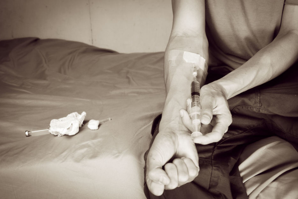 Wachmänner stießen in einer Berufsschule auf einen Junkie, der sie mit einer Eisenstange angriff. (Symbolbild)