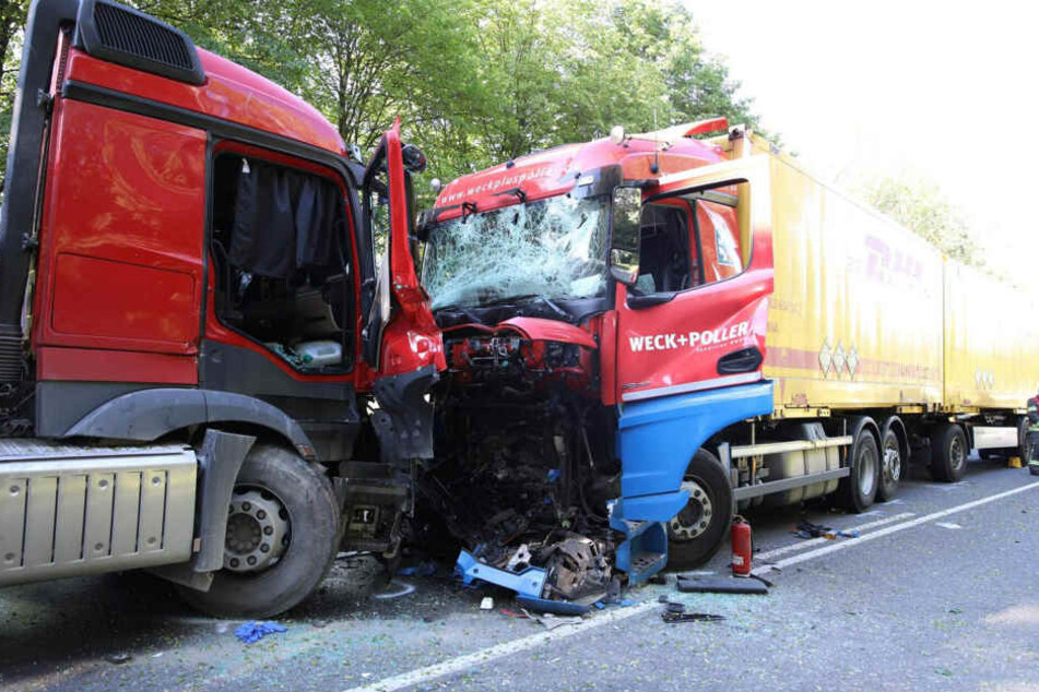 Die beiden LKW sind auf der B97 frontal zusammengestoßen.